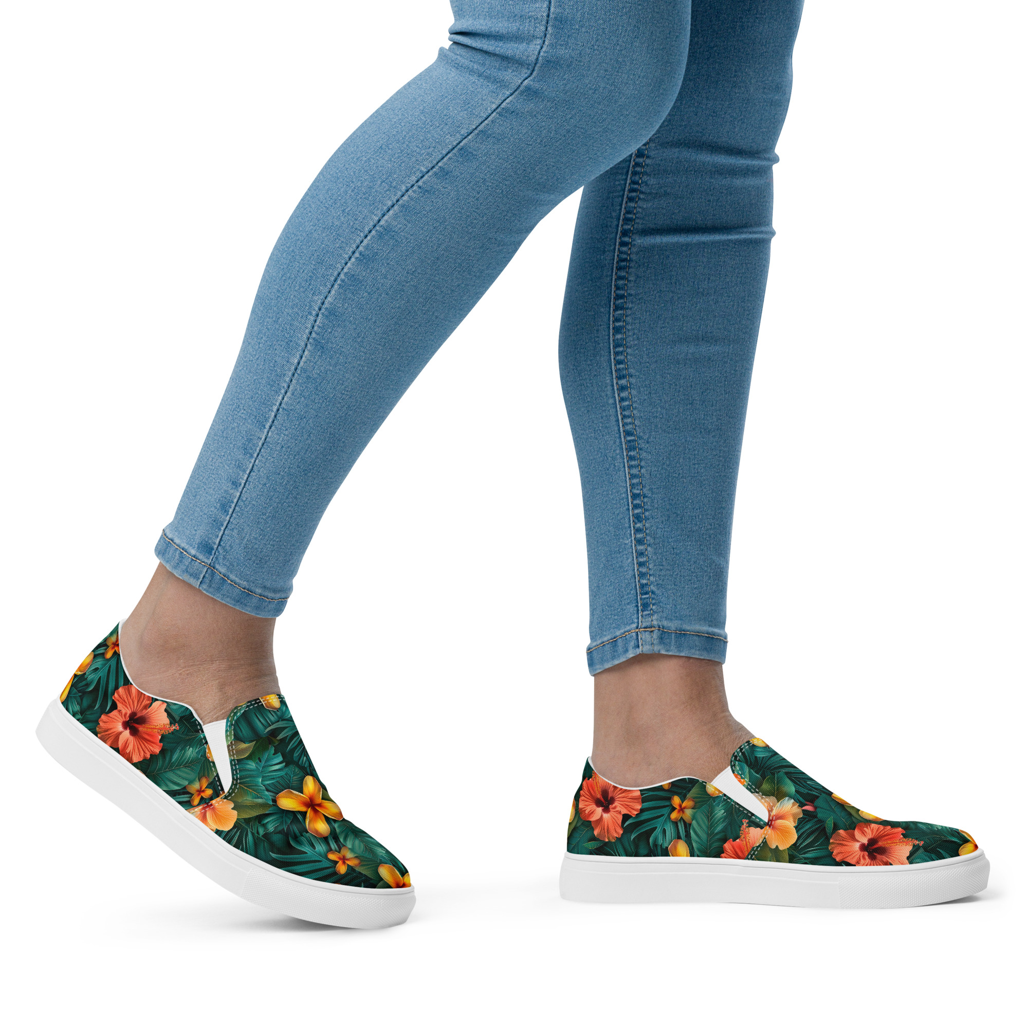 Zapatillas sin cordones con flores tropicales naranjas y amarillas sobre fondo verde selvático – colección Tropic – Heat.