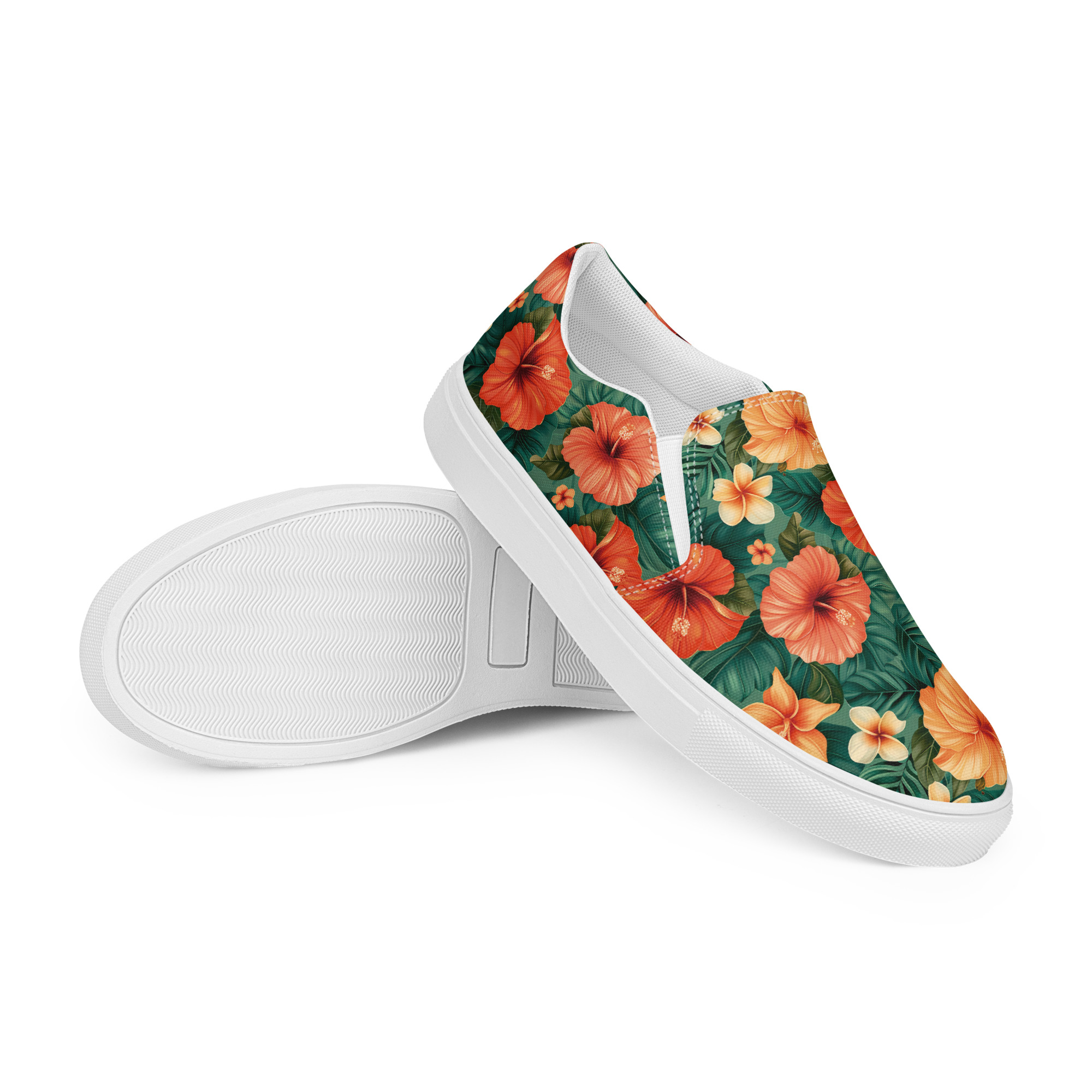 Zapatillas sin cordones con flores hibisco rojas y naranjas sobre fondo verde, combinadas con vaqueros – colección Tropic – Heat.