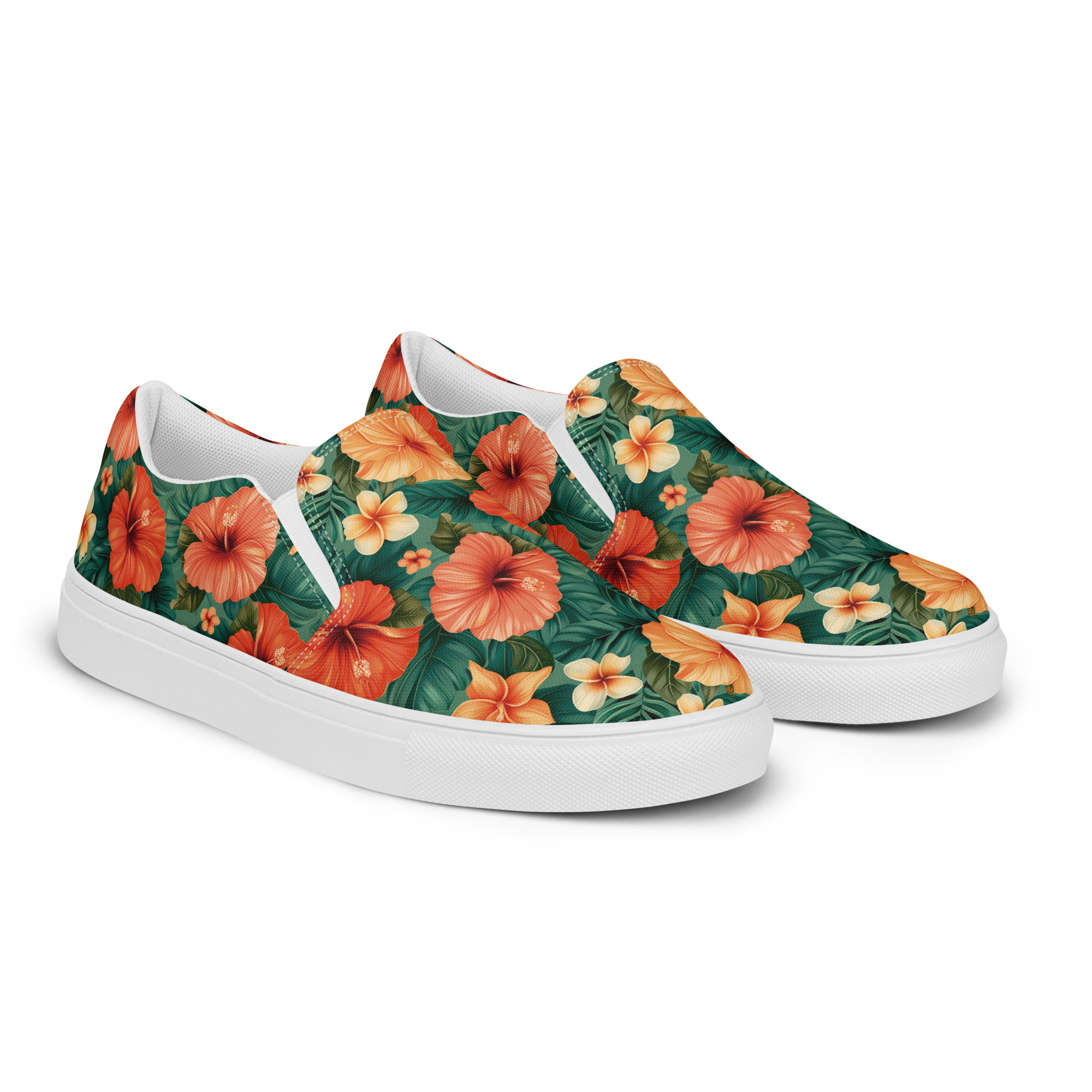 Zapatillas sin cordones con flores hibisco rojas y naranjas sobre fondo verde, combinadas con vaqueros – colección Tropic – Heat.