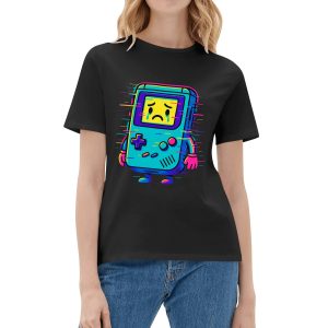 Camiseta negra con Consola Glitch en neón cian-magenta-amarillo, vista frontal centrada.