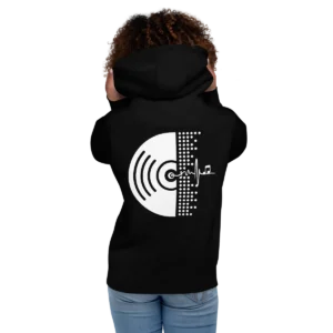 Hoodie negra “Beat Vinyl – IP”: mini emblema pulso en pecho izquierdo y vinilo blanco a gran tamaño en la espalda.