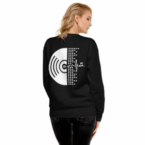 Sudadera negra unisex con mini gráfico Beat Vinyl en el pecho y vinilo blanco con onda de latido a gran tamaño en la espalda, fondo neutro.