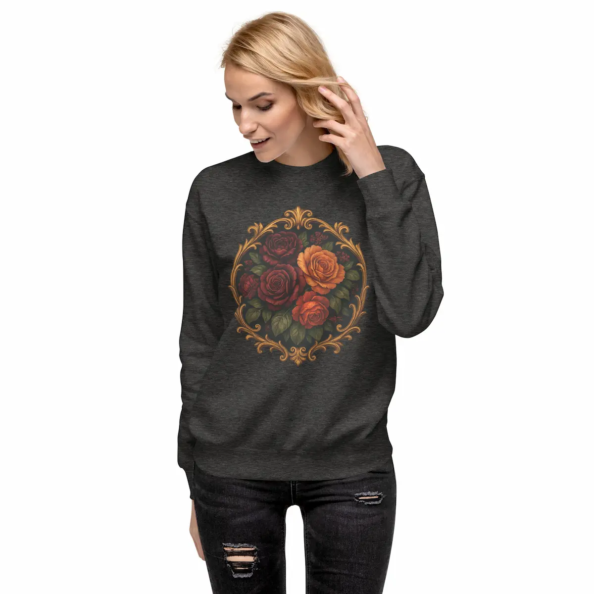 Modelo con sudadera oscura “Midnight Bloom”, estampado floral dorado y rosas profundas en el pecho, mano al pelo, estilo casual nocturno.