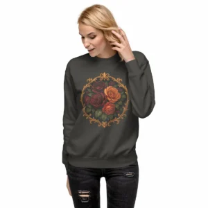 Modelo con sudadera oscura “Midnight Bloom”, estampado floral dorado y rosas profundas en el pecho, mano al pelo, estilo casual nocturno.