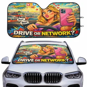 Parasol para coche con diseño pop-art “Drive or Network?” mostrando una influencer haciéndose un selfie mientras conduce. Fondo urbano colorido, estética cómic y estilo humorístico.