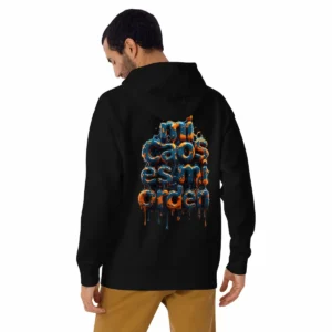 Sudadera con capucha negra con tipografía líquida 3D “Mi Caos Es Mi Orden” en la espalda y mini logo en el pecho.
